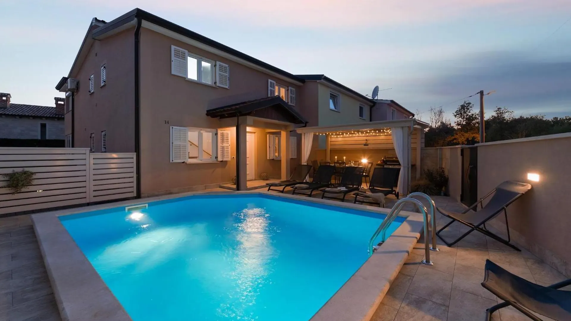 Elegantes Familienhaus Mit Privatem Pool location